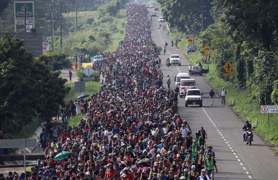 Caravana migrantes de Honduras siguen ruta a EE.UU. desde Chiapas