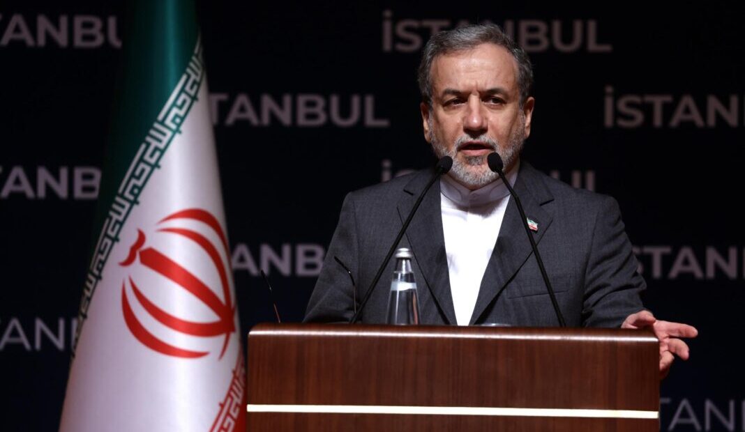 El ministro de Exteriores de Irán, Abás Araqchí, en una rueda de prensa en Estambul (Turquía), dijo que EE.UU. ha "traicionado la diplomacia"