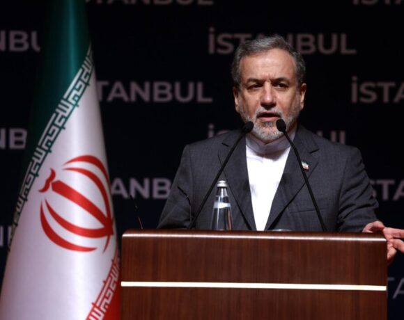 El ministro de Exteriores de Irán, Abás Araqchí, en una rueda de prensa en Estambul (Turquía), dijo que EE.UU. ha "traicionado la diplomacia"